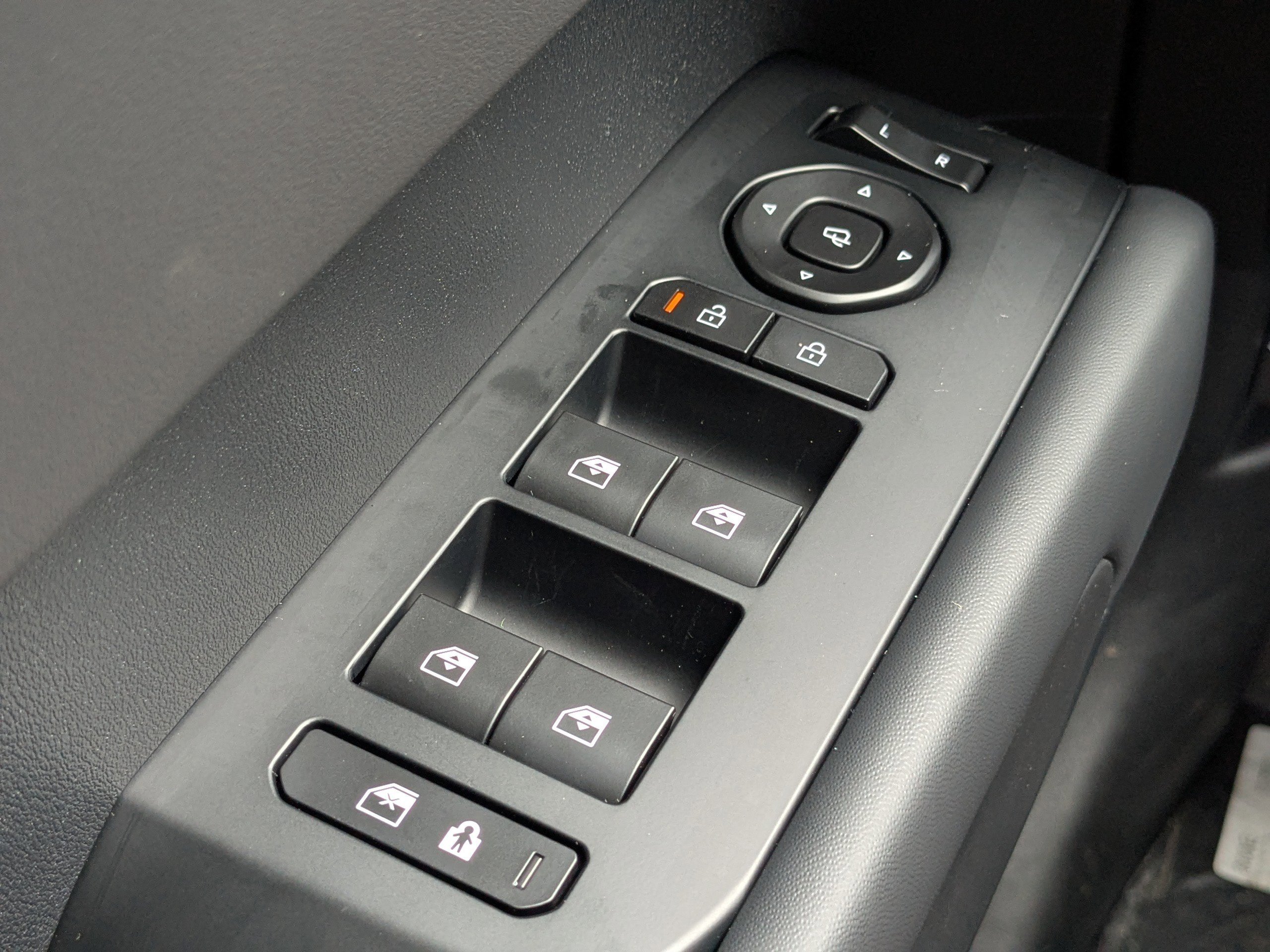 New 2027 Glacial White Pearl Kia X-Line EX image 31