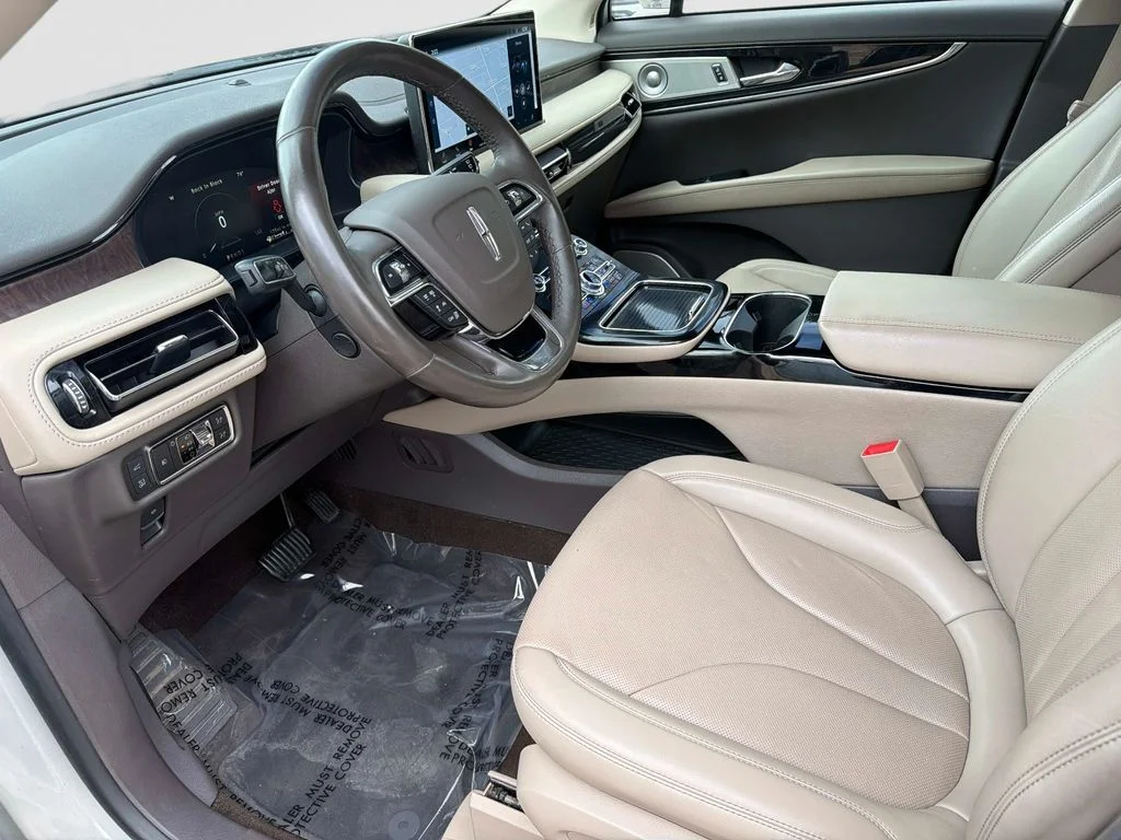 Used 2022 White Lincoln Reserve image 22