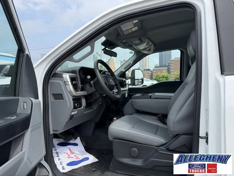 New 2025 Oxford White Ford XL image 6