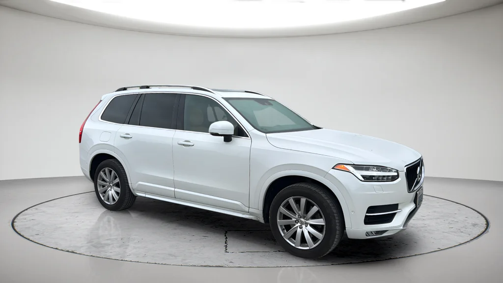 Used 2019 White Volvo T6 Momentum image 2