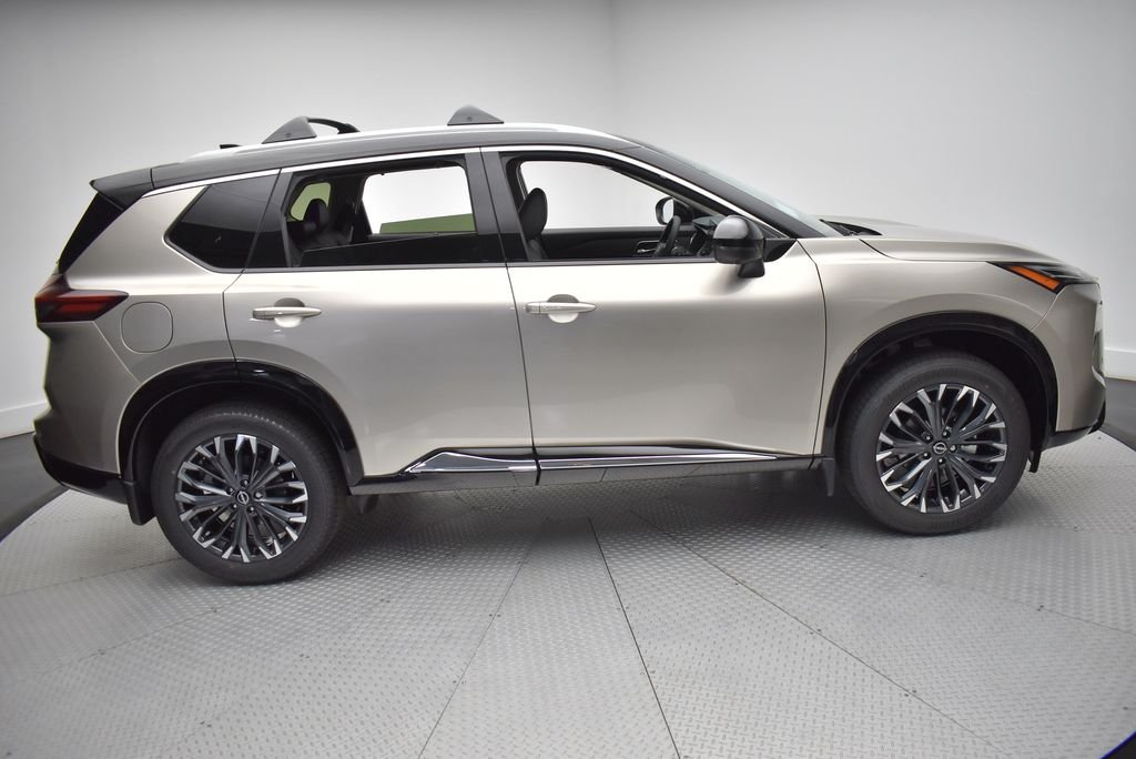 New 2026 Champagne Silver Metallic / Super Black Two-tone Nissan Platinum image 4
