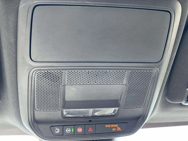 Used 2025 White Chevrolet LT image 27