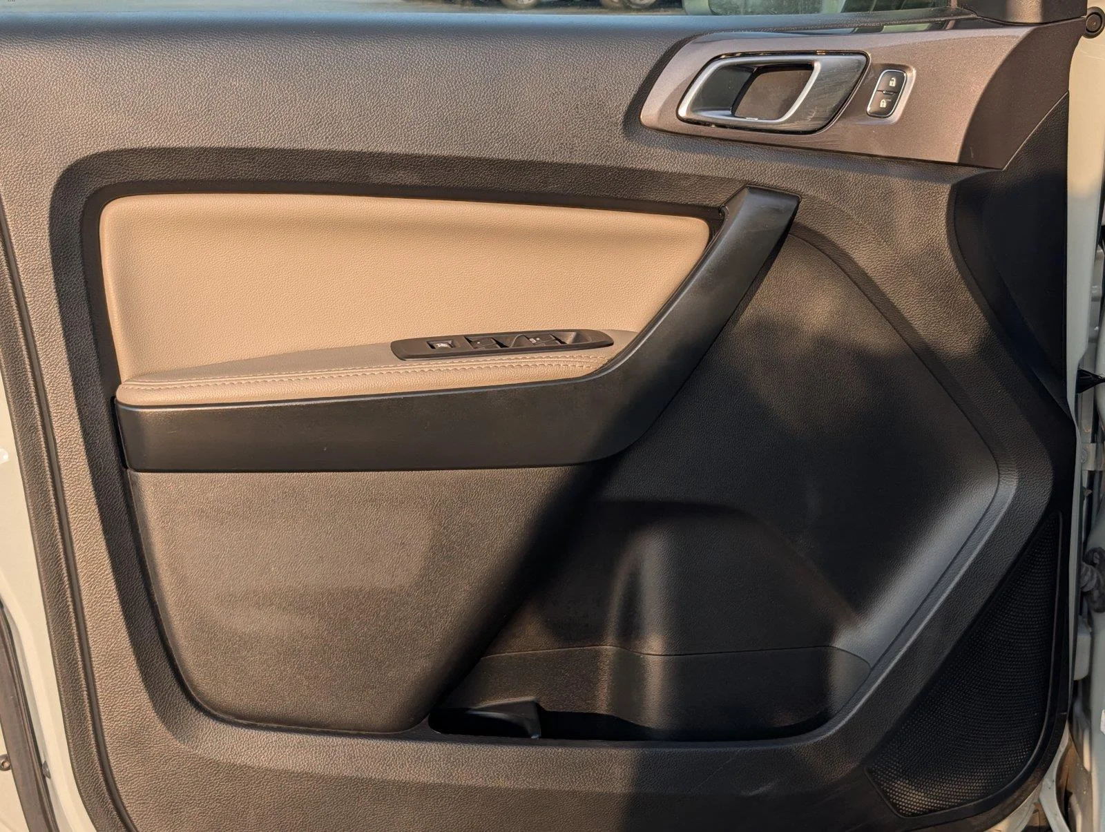 Used 2022 Cactus Gray Ford LARIAT image 15