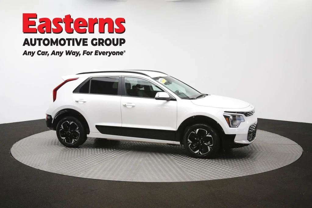 Used 2023 White Kia Wind image 46