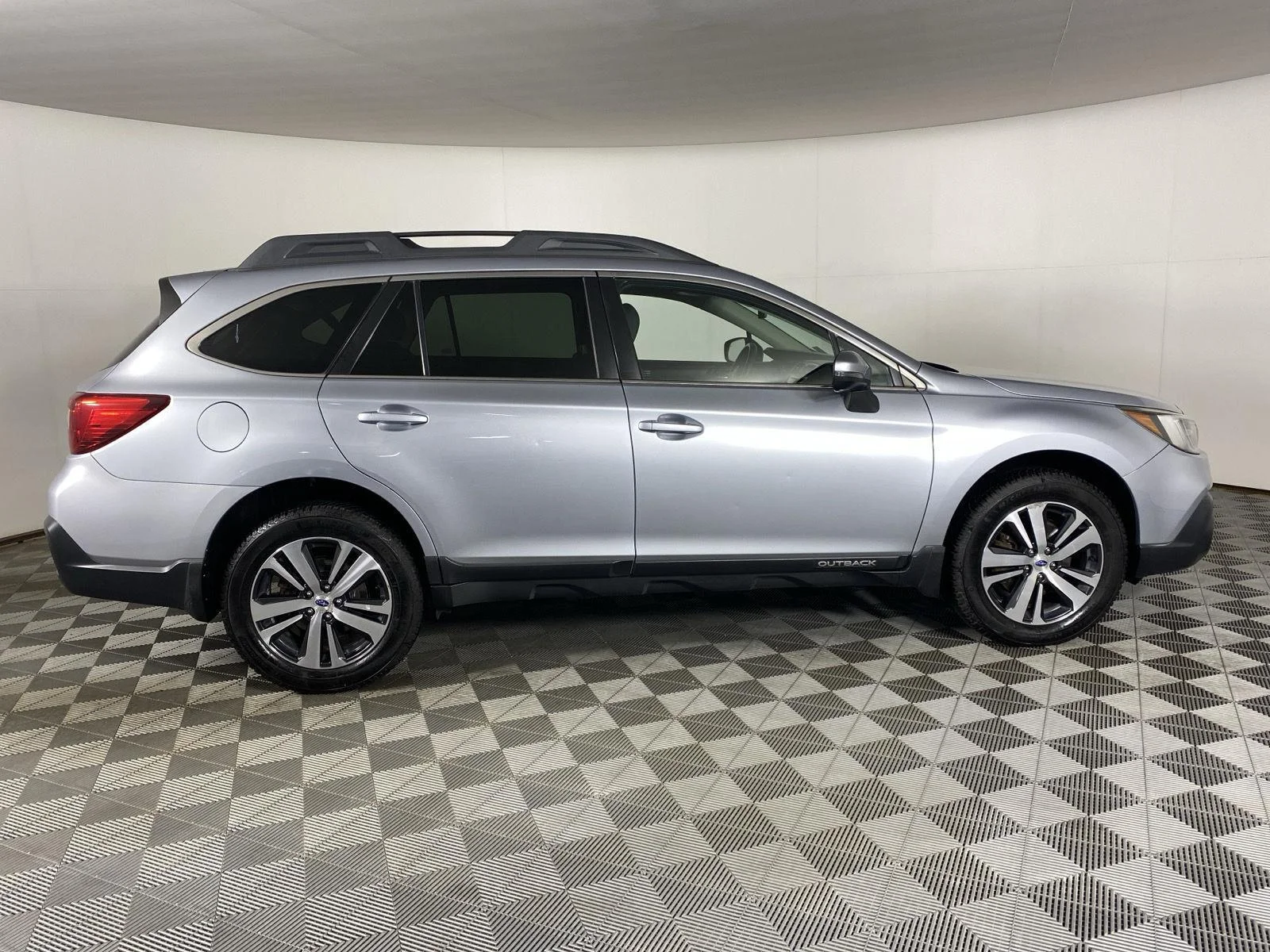 Used 2018 Ice Silver Metallic Subaru Limited image 11