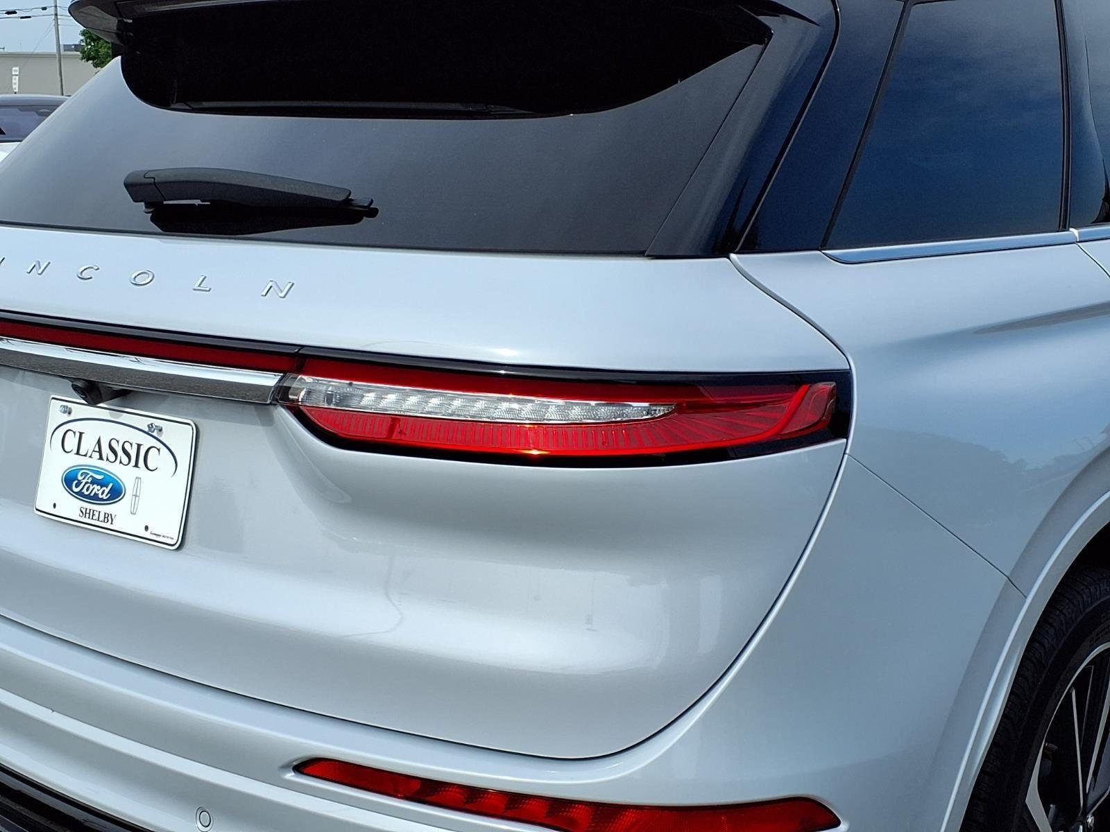 Used 2025 Crystal White Metallic Clearcoat Lincoln Grand Touring image 19