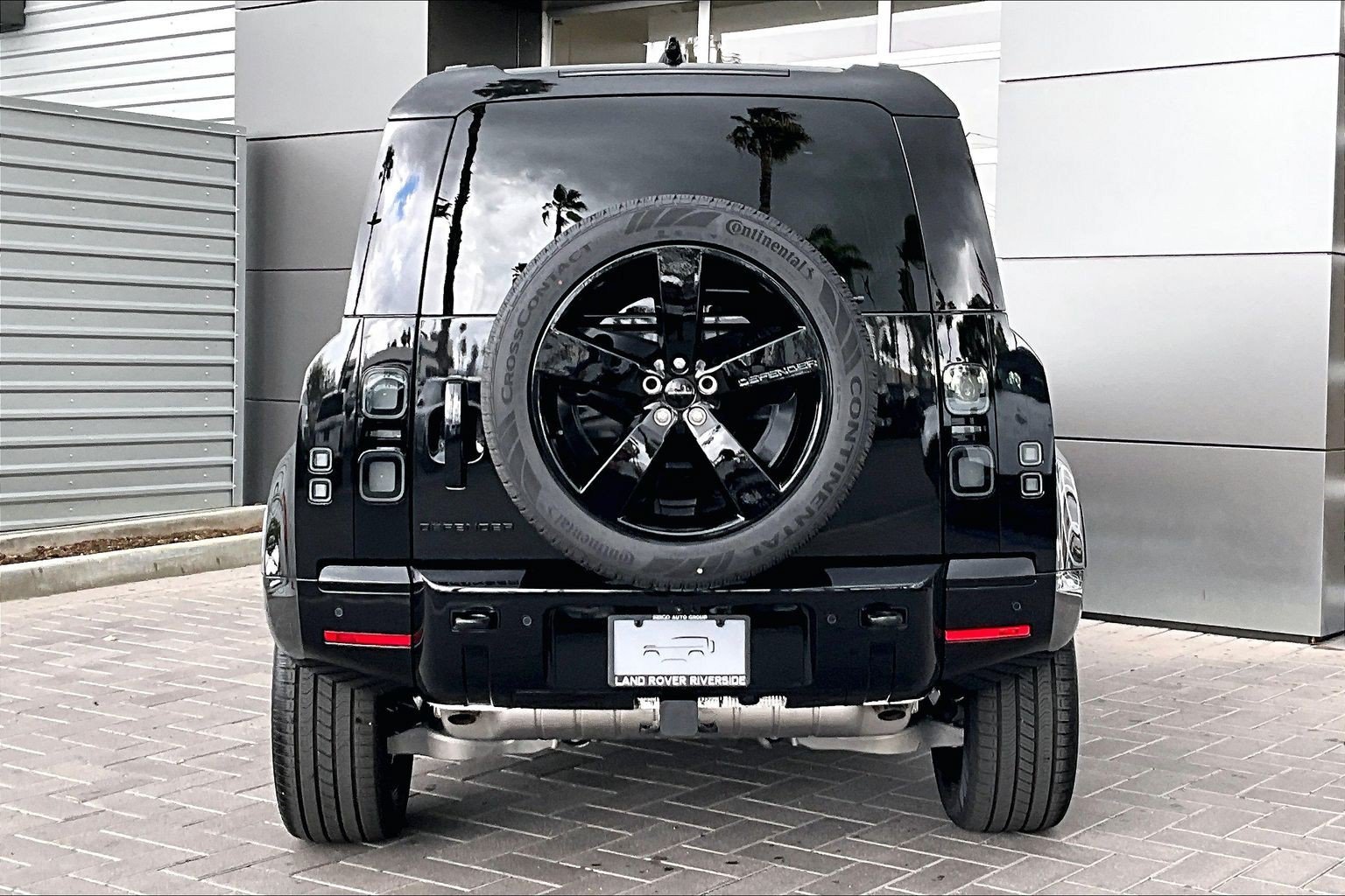 New 2026 Santorini Black Land Rover X-Dynamic SE image 4