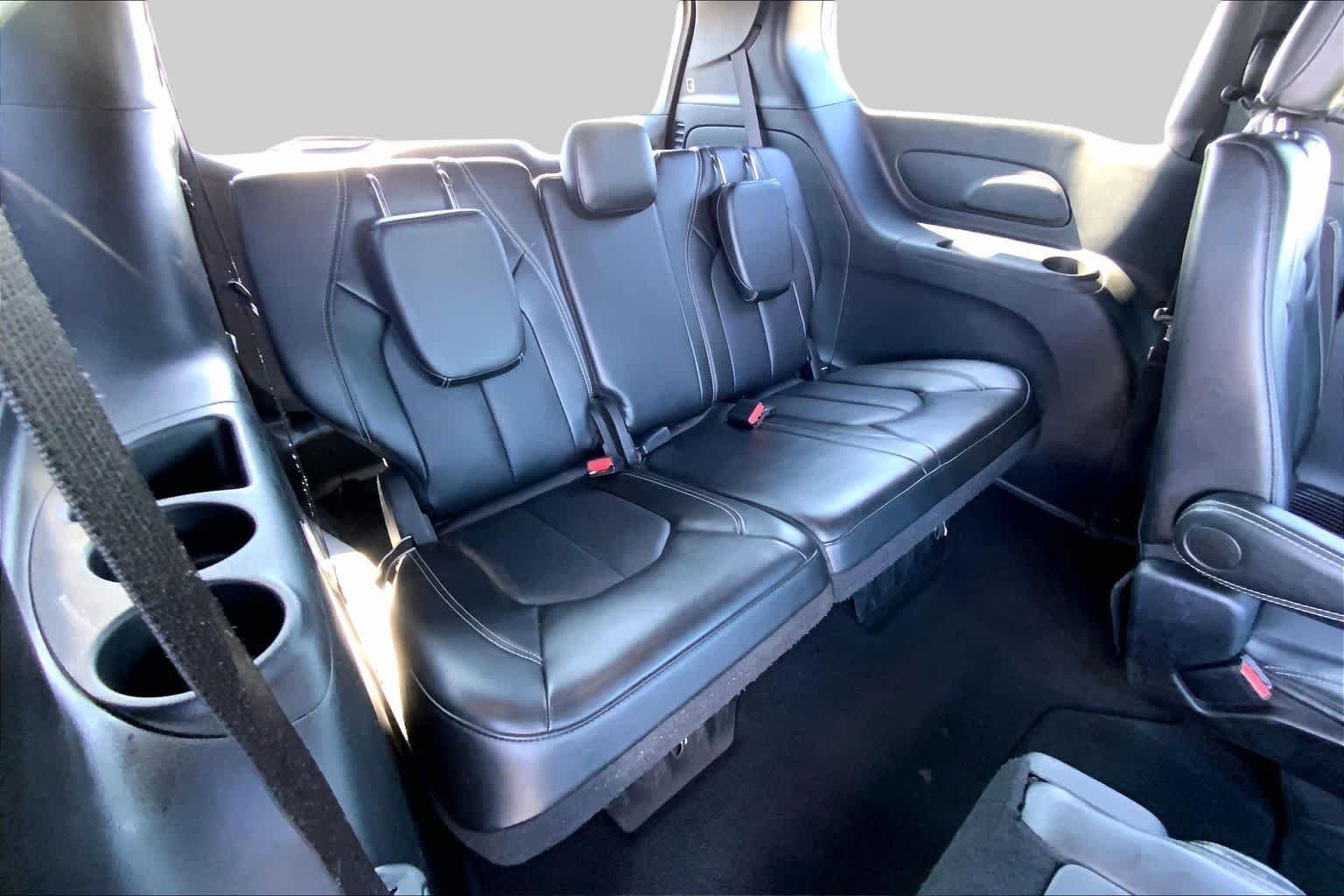 Used 2025 Diamond Black Crystal Pearlcoat Chrysler Select image 19