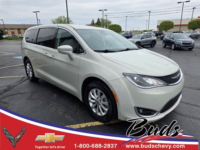 2020 Chrysler Pacifica Touring's photo