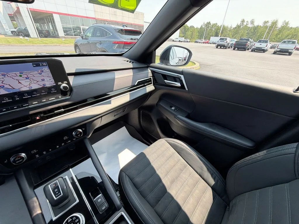 Used 2023  Mitsubishi SE Black Edition image 11