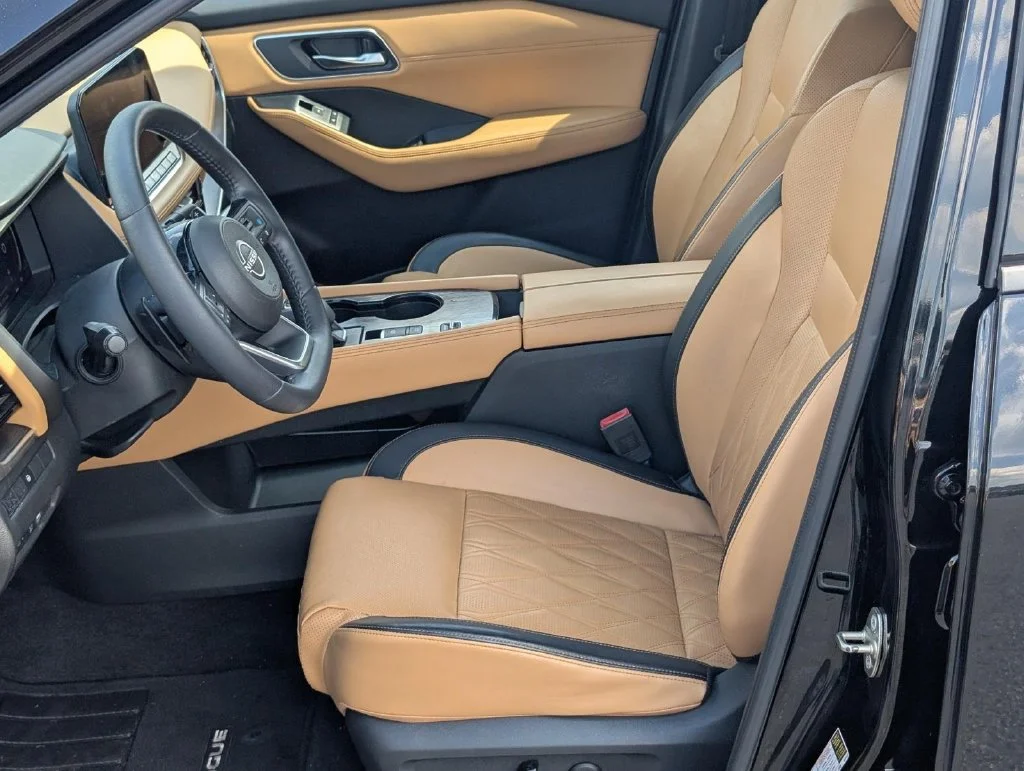 Used 2023 Super Black Nissan Platinum image 15