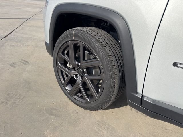 New 2026 Silver Zynith Metallic Clear-Coat Exterior Paint Jeep Latitude image 7