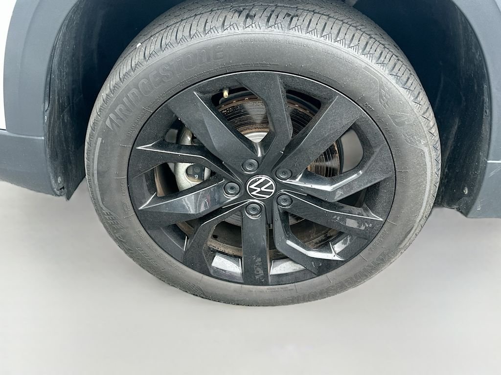 Used 2023 Pure White Volkswagen SE image 9