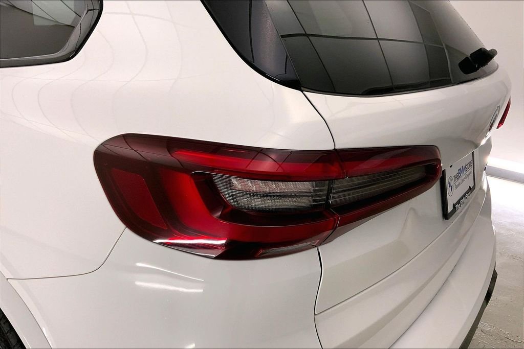 Used 2022 Alpine White BMW  image 28