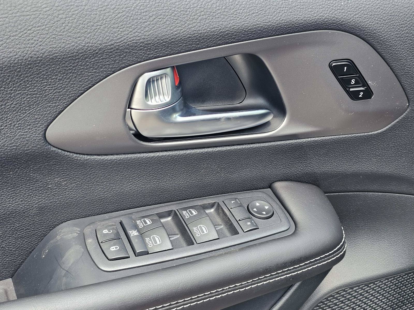 New 2027 Diamond Black Crystal Pearlcoat Chrysler Select image 15