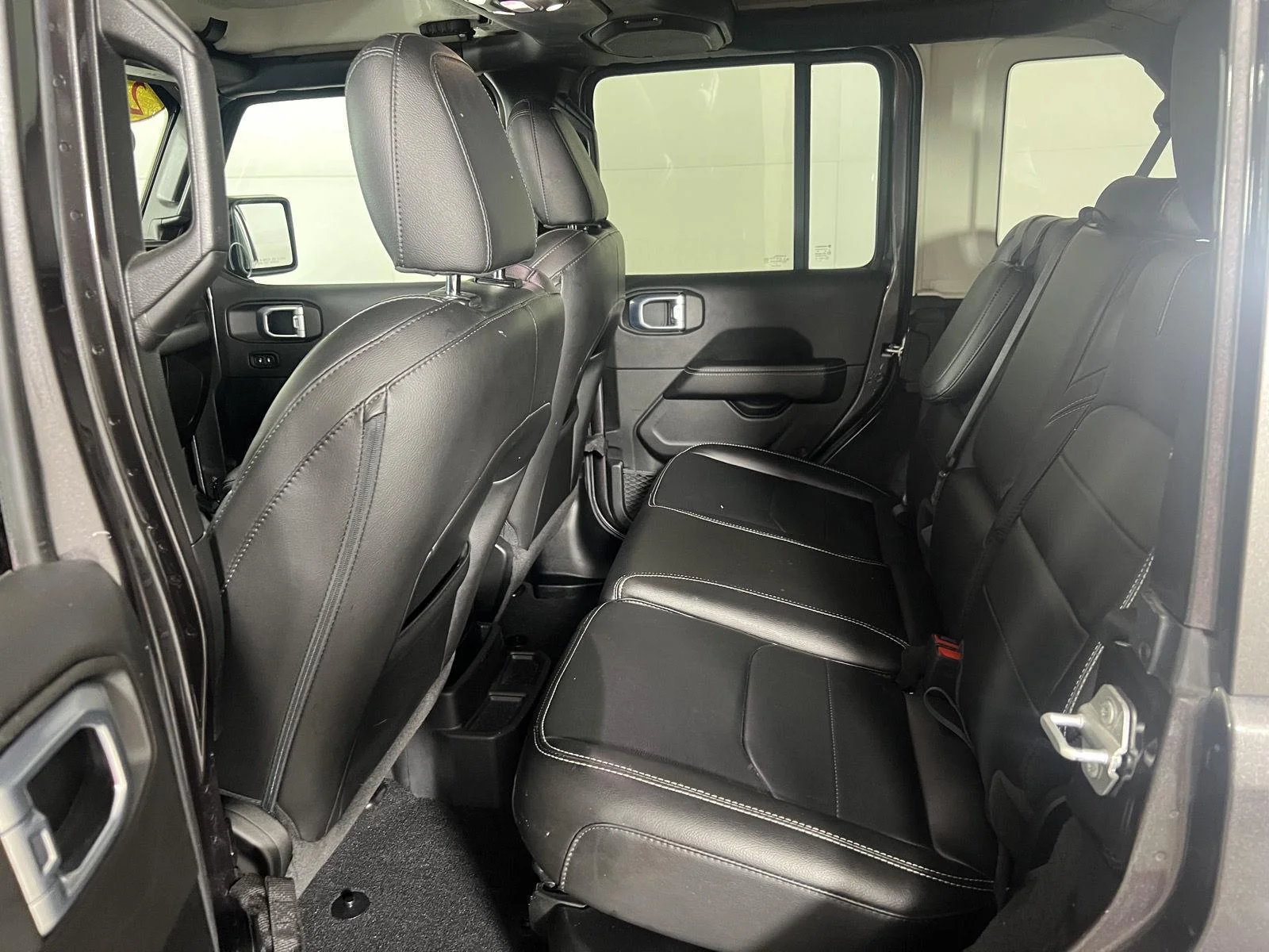 Used 2021 Granite Crystal Metallic Clearcoat Jeep Unlimited Sahara image 13