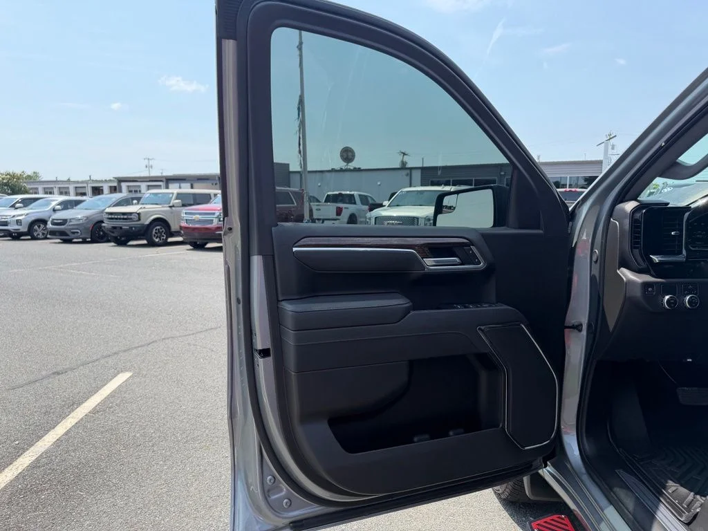 Used 2025 Silver GMC Elevation image 13