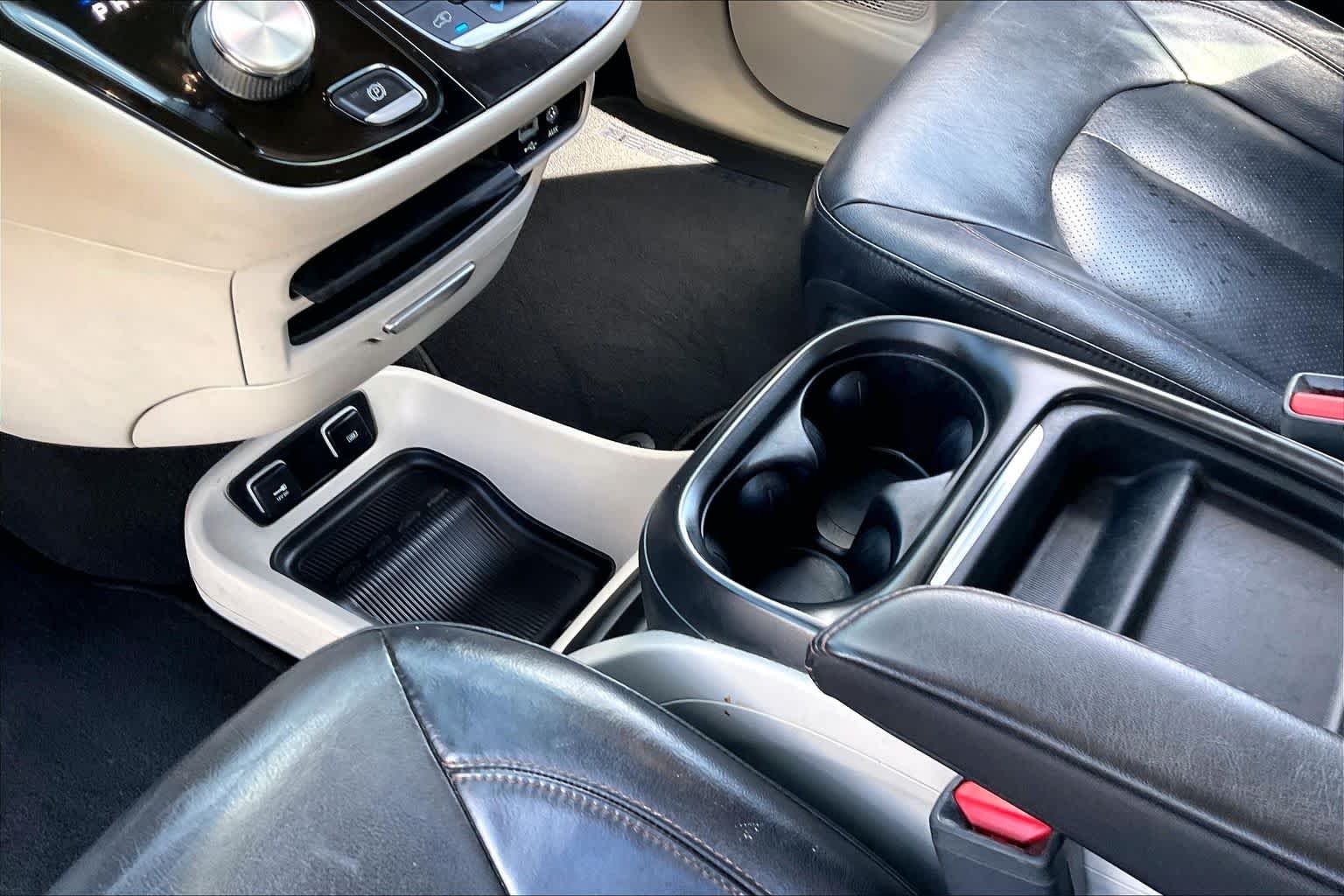 Used 2018 Velvet Red Pearlcoat Chrysler Touring L image 15