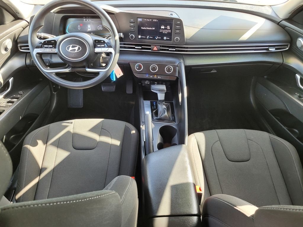 Used 2025 White Hyundai SE image 13