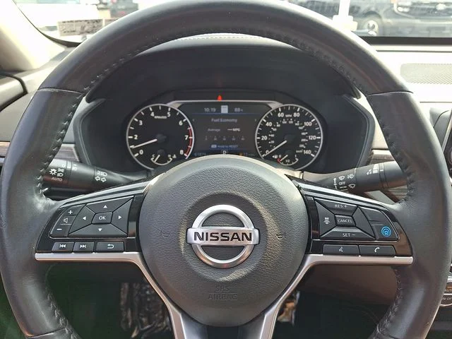 Used 2019 White Nissan 2.5 Platinum image 19