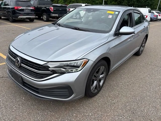 Used 2023 Silver Metallic Volkswagen SE image 3