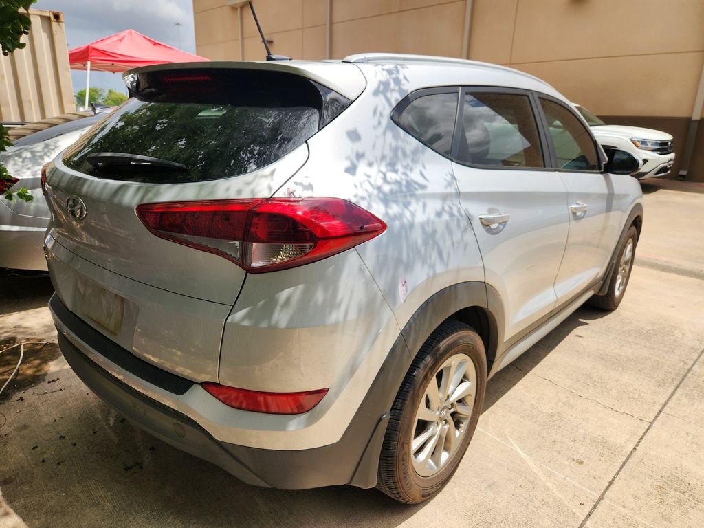 Used 2017 Molten Silver Hyundai SE image 5