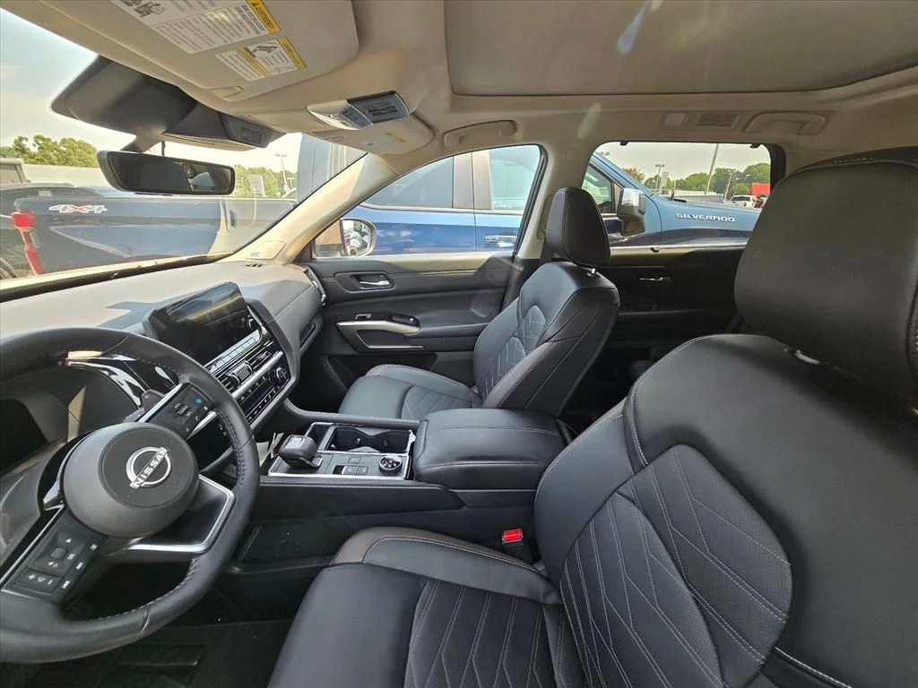 Used 2024 Beige Nissan Platinum image 4
