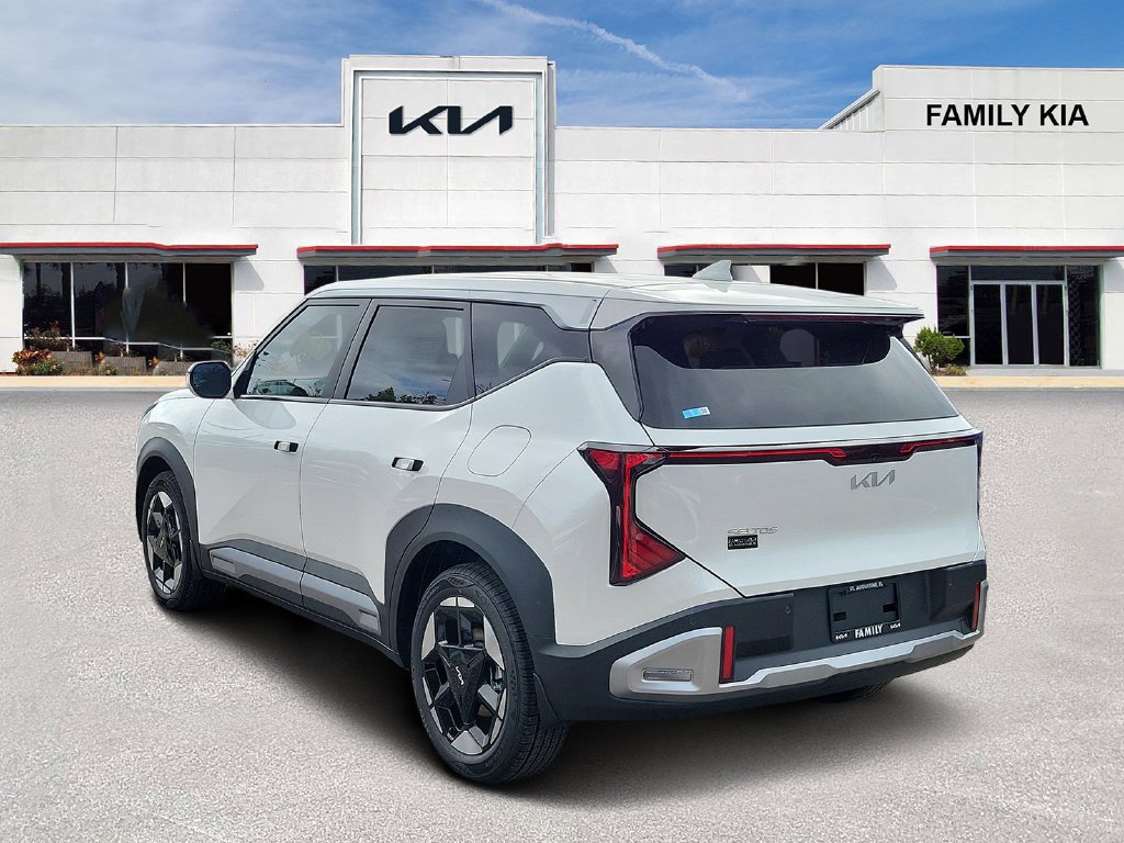 New 2027 Snow White Pearl Kia S image 4