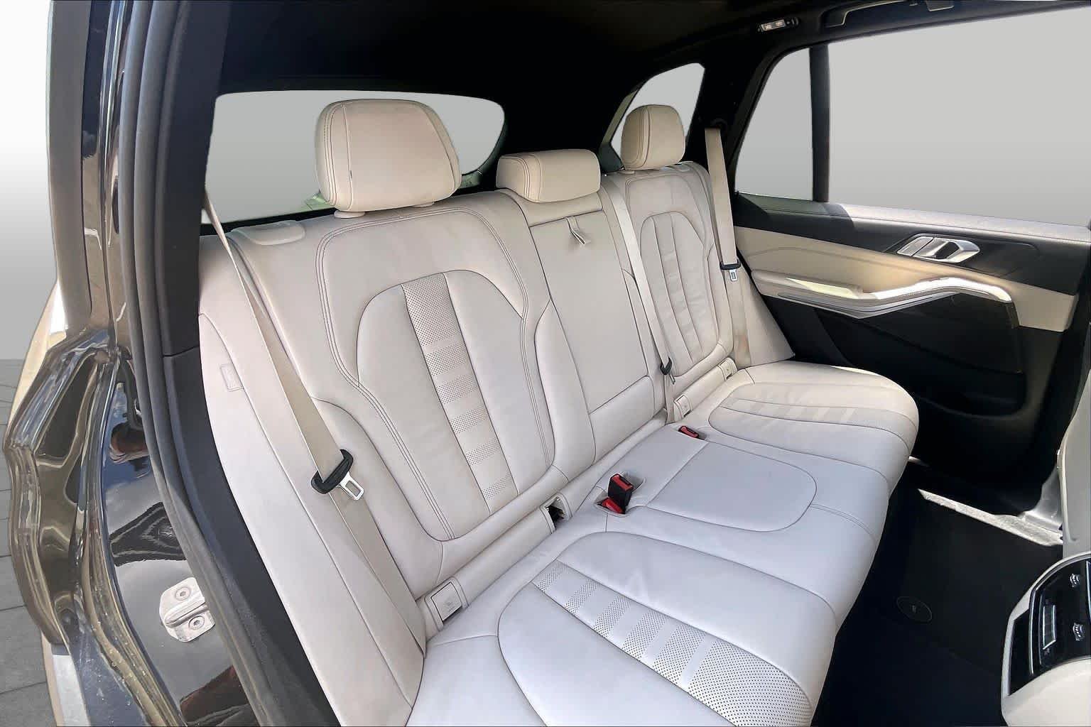 Used 2019 Black Sapphire Metallic BMW xDrive40i image 18