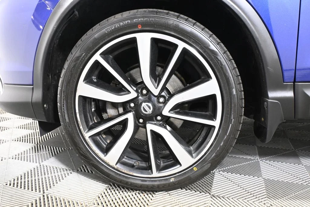 Used 2017 Blue Nissan SL image 12