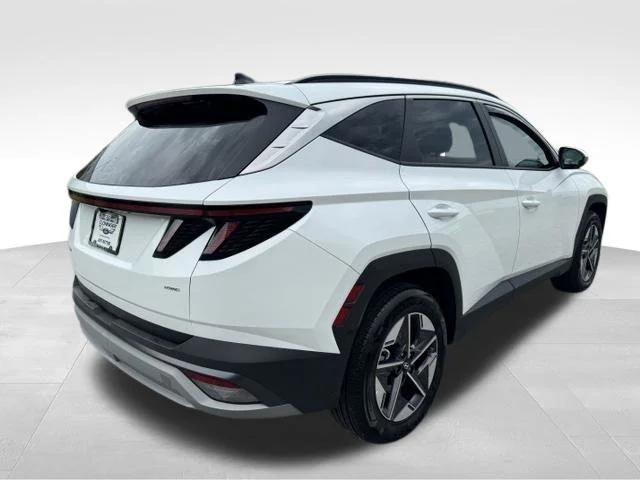 Used 2025 White Hyundai SEL Convenience image 9