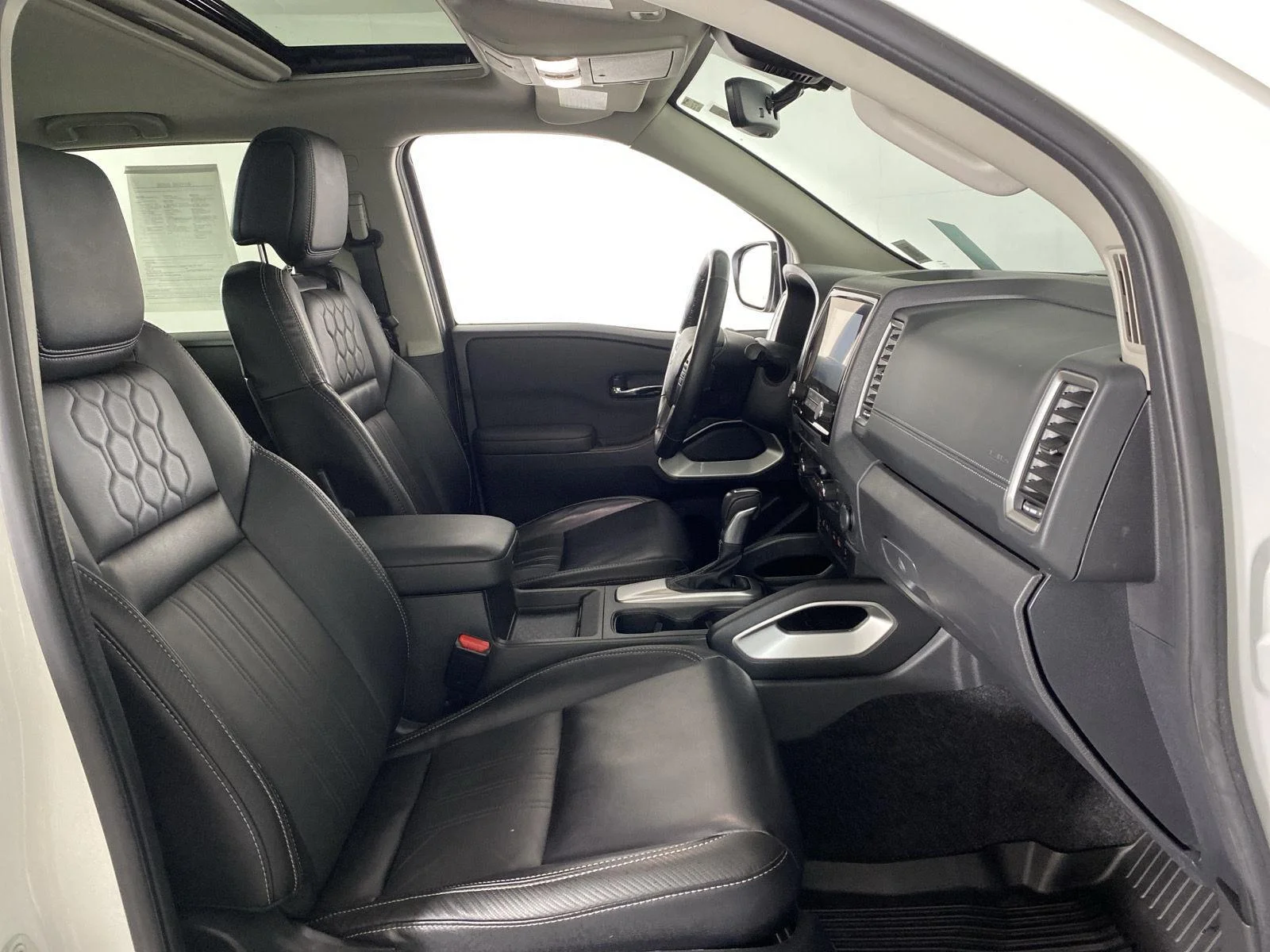 Used 2024 Wh Nissan SL image 27