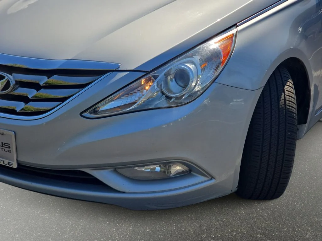 Used 2011 Silver Hyundai SE image 31