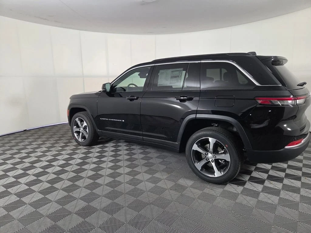 New 2026 Diamond Black Crystal Pearl-Coat Exterior Paint Jeep Limited image 6