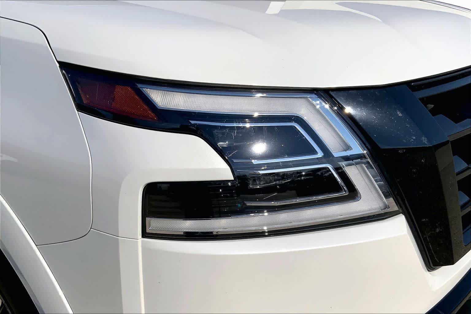 Used 2023 Aspen White Tricoat Nissan SL image 28