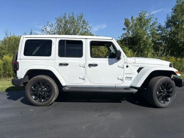 Used 2022 Bright White Clearcoat Jeep Unlimited Sahara image 14