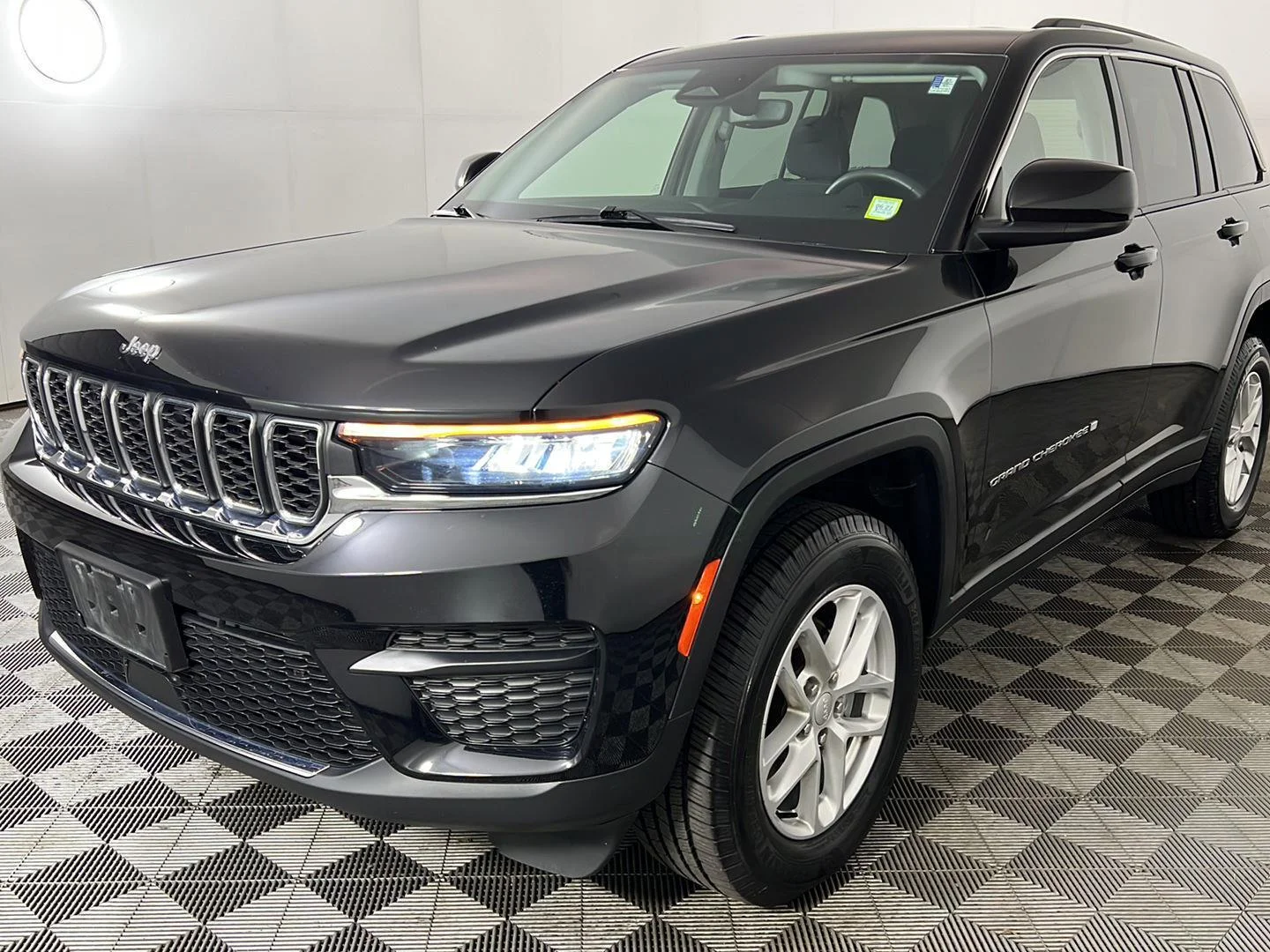 Used 2023 Diamond Black Crystal Pearlcoat Jeep Laredo image 20