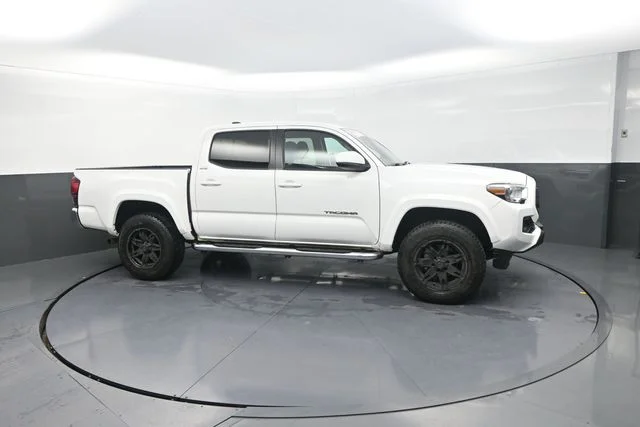 Used 2022 White Toyota SR5 image 23
