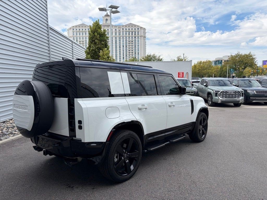 Used 2025 White Land Rover 110 P400 X-Dynamic SE image 6