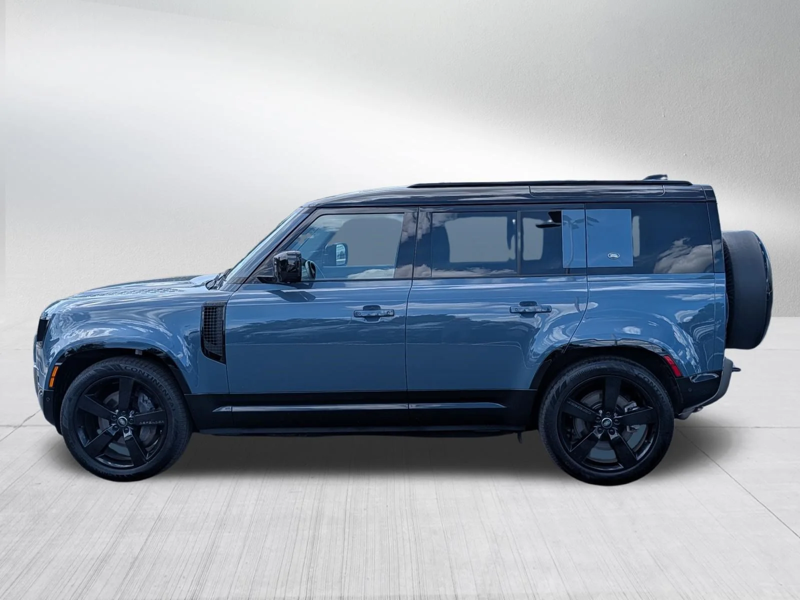 Used 2024 Tasman Blue Metallic Land Rover X-Dynamic SE image 4