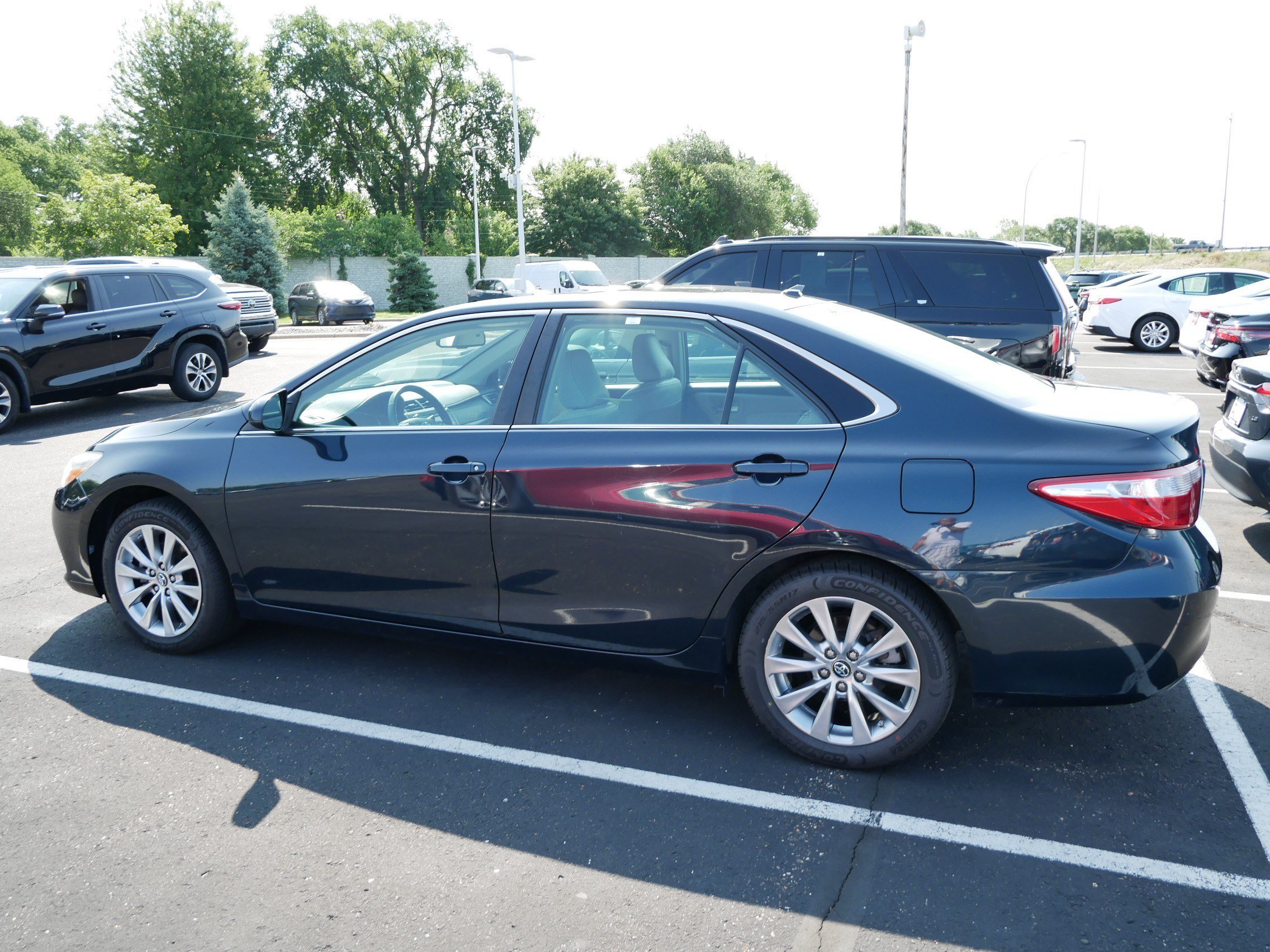 Used 2017 Toyota Camry XLE with VIN 4T1BF1FK3HU806209 for sale in Brooklyn Center, Minnesota