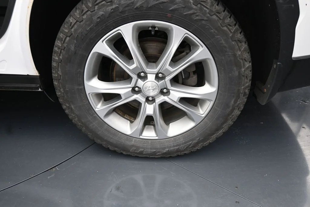 Used 2021 White Hyundai SE image 18