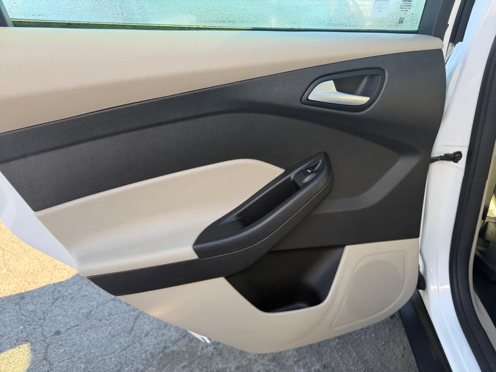 Used 2015 Oxford White Ford SE image 29