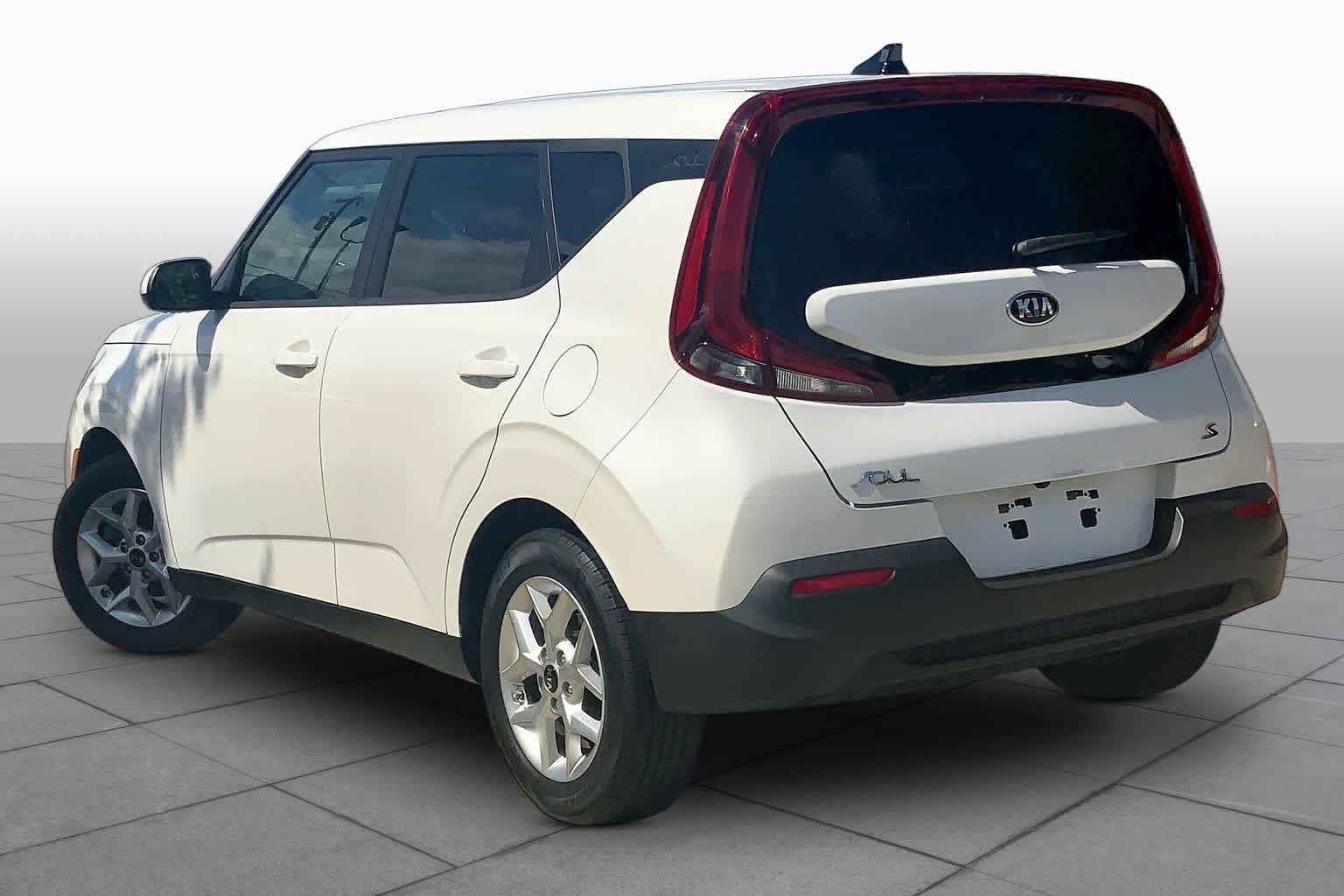 Used 2021 Snow White Pearl Kia S image 12