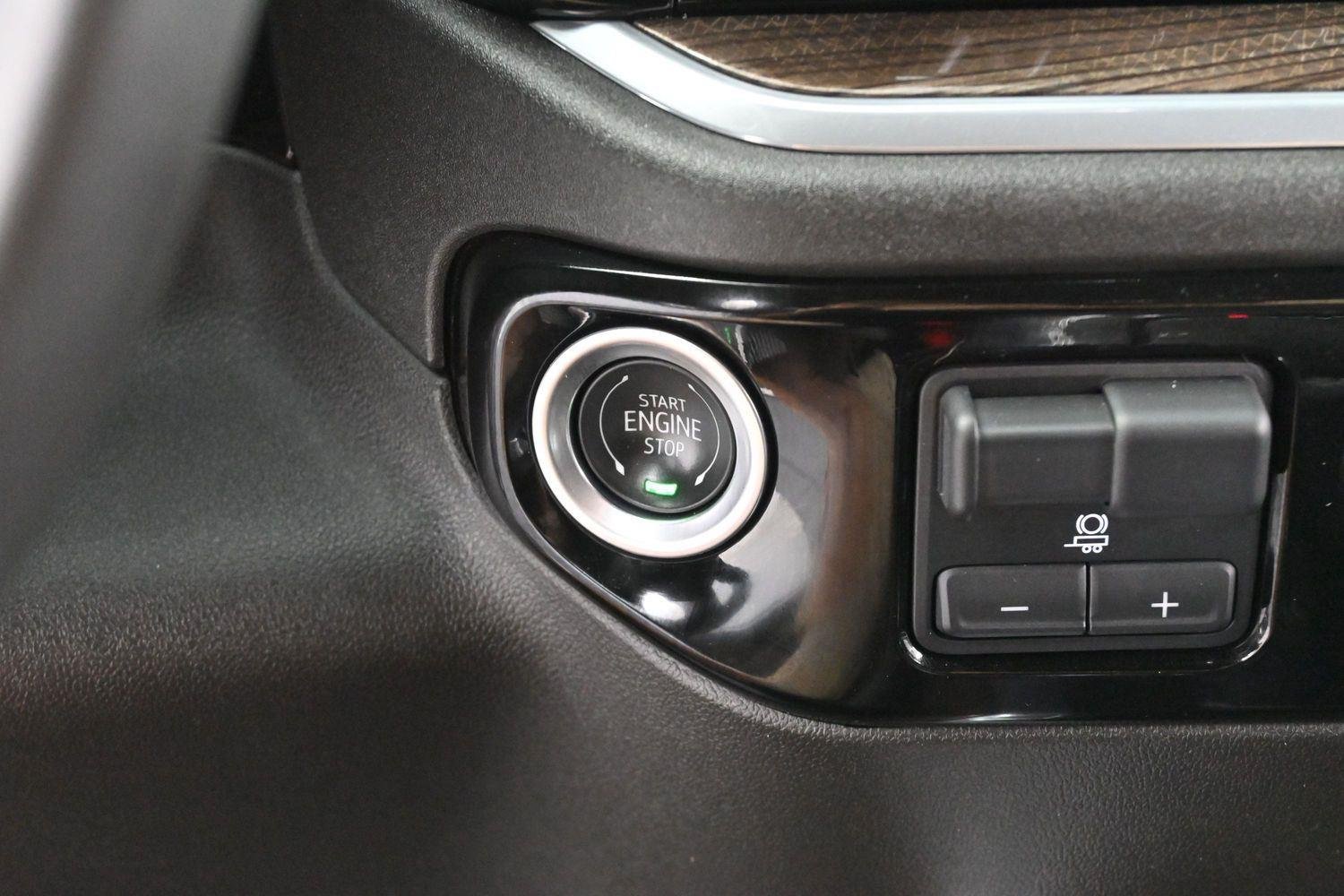 Used 2025 Summit White Chevrolet LT image 26