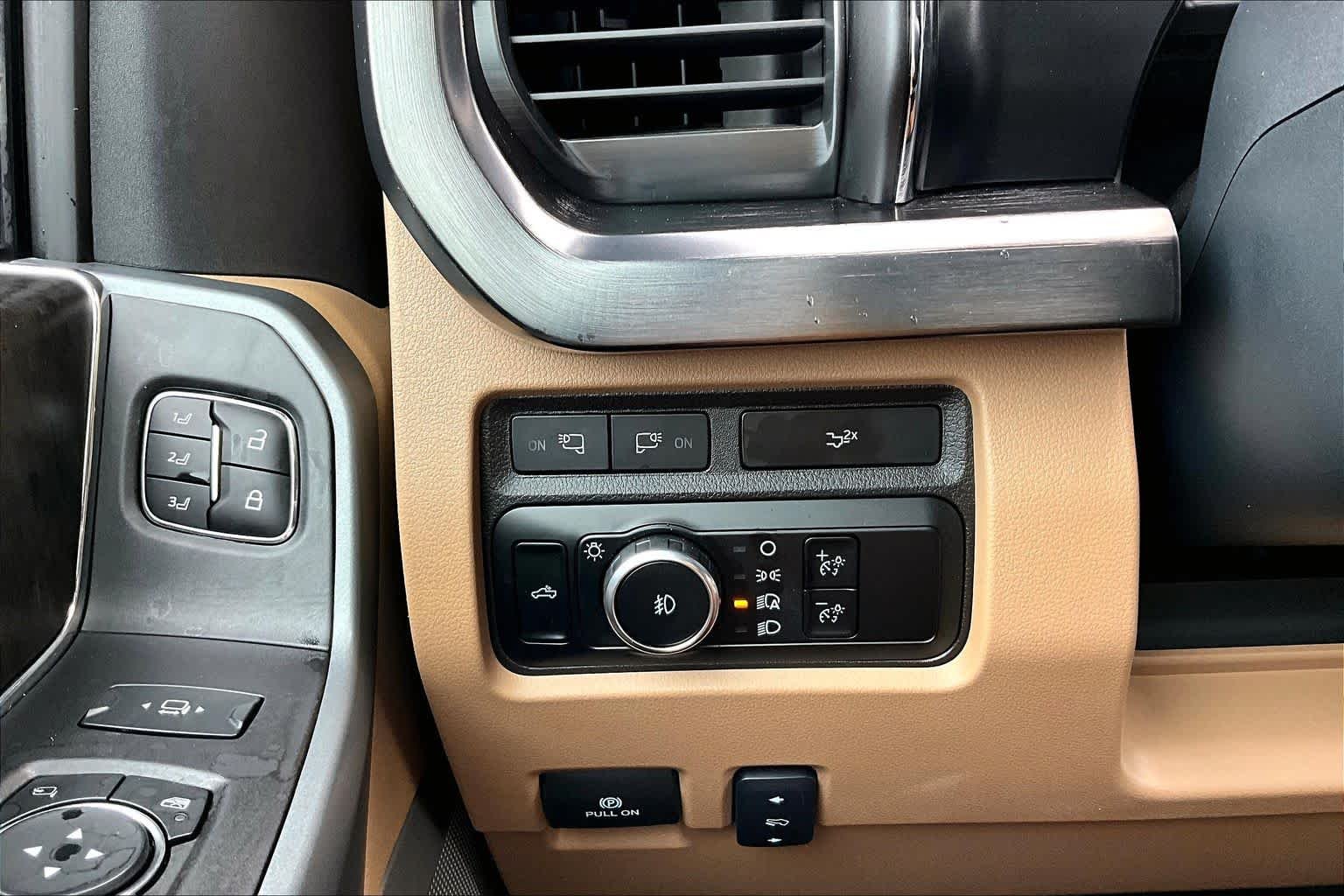 Used 2024 Agate Black Metallic Ford LARIAT image 33