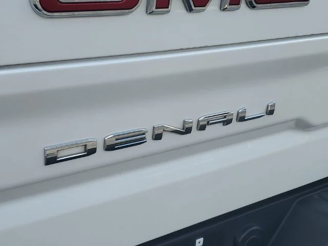 Used 2023 WHITE FROST TRICOAT GMC Denali image 34