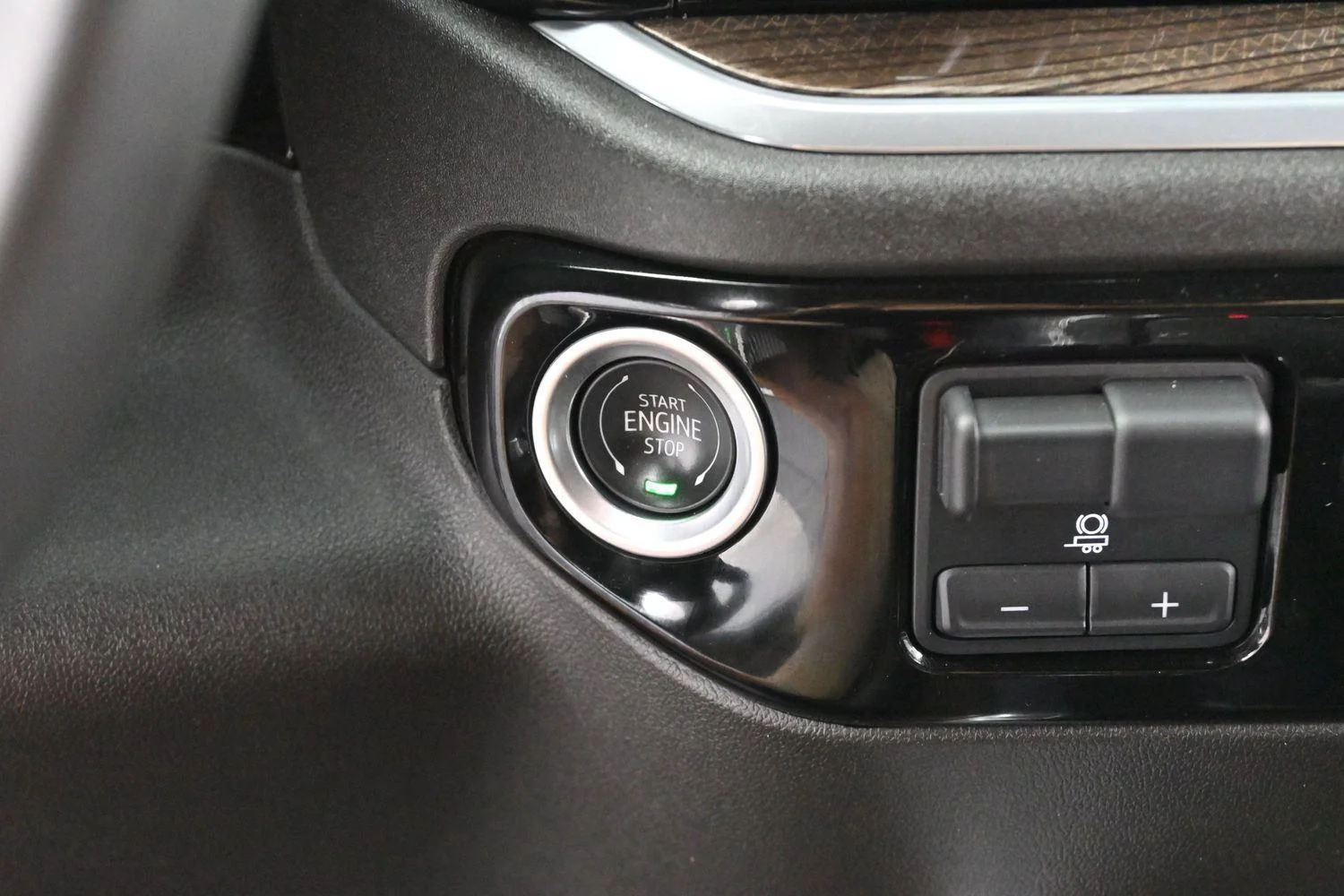 Used 2025 Summit White Chevrolet LT image 26