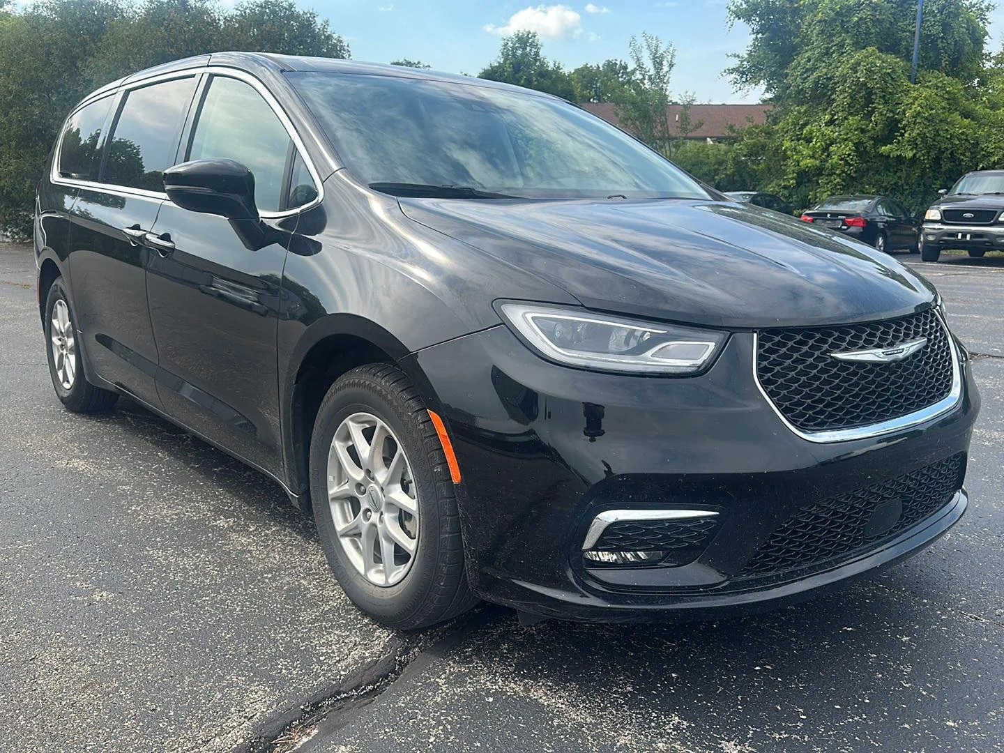 Used 2024 Diamond Black Chrysler Touring L image 3