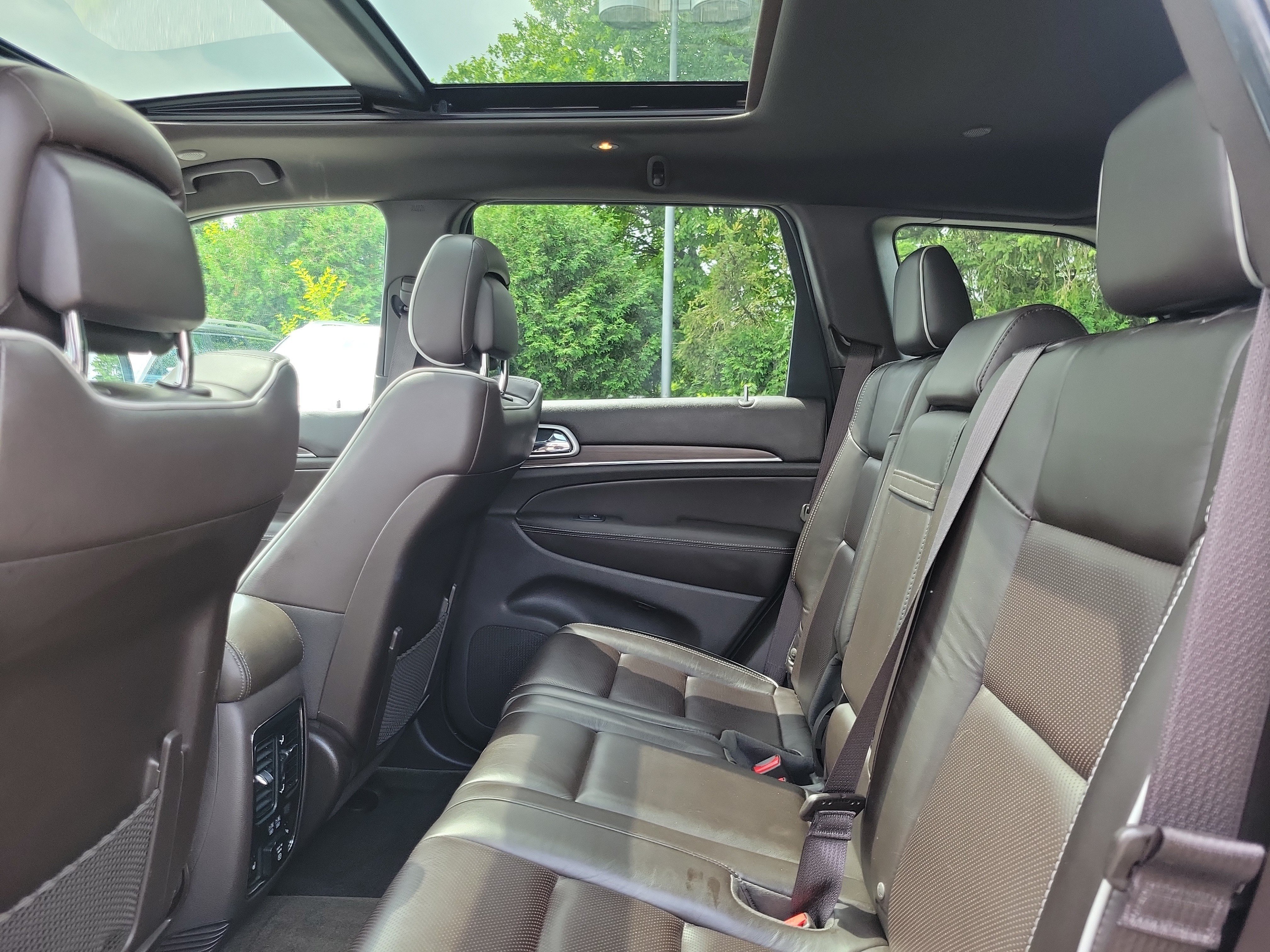Used 2018 Ivory 3-Coat Jeep Overland image 11